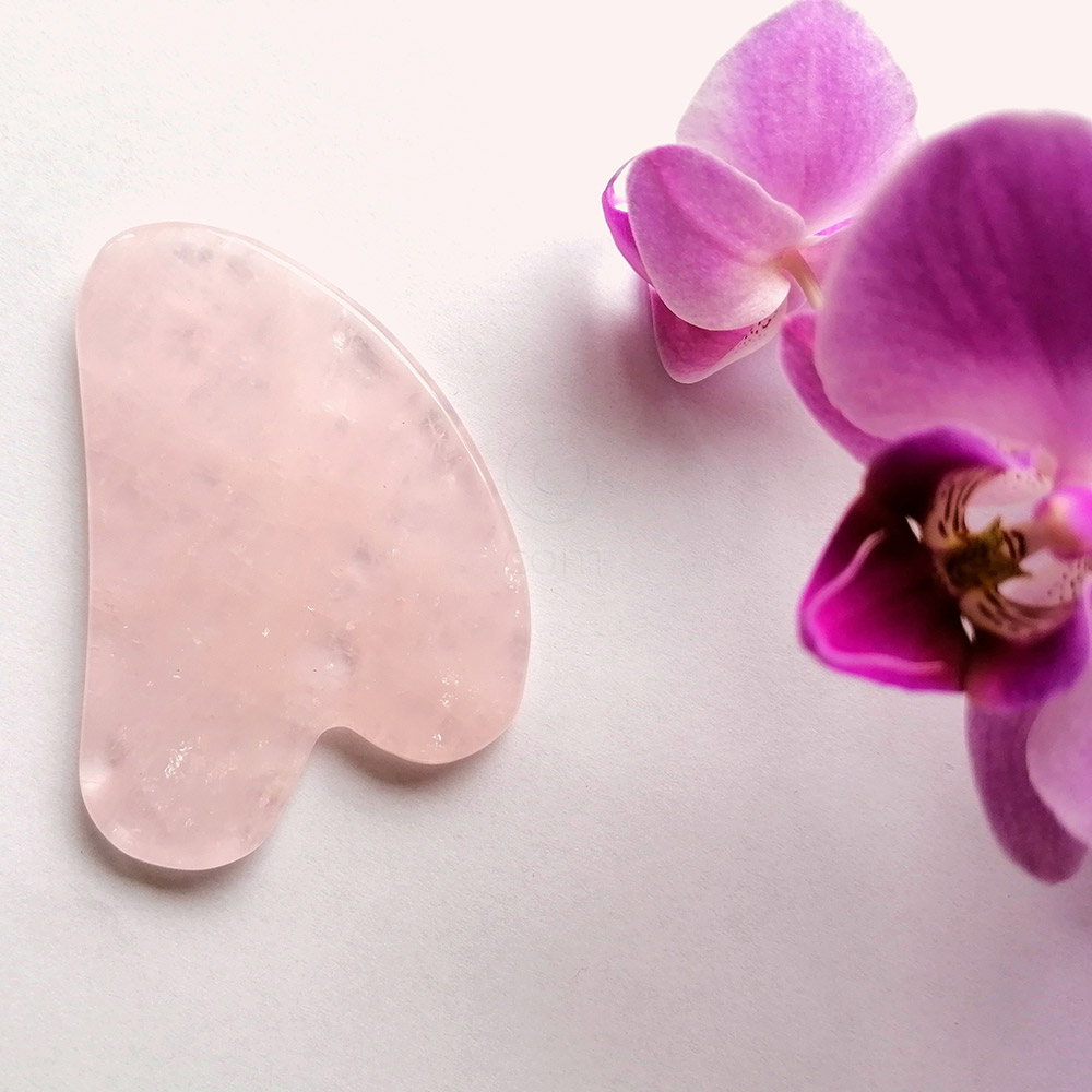 Gua Sha (rose quartz), kamen iz žada za masažo obraza (1 kos)