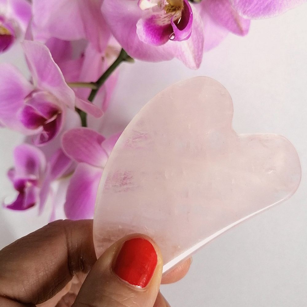 Gua Sha (rose quartz), kamen iz žada za masažo obraza (1 kos)
