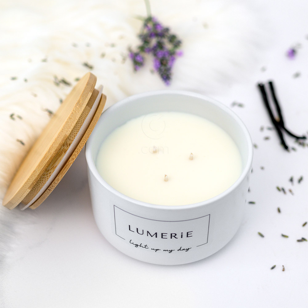 LUMERiE Sweet lavender, bela sveča vonj sivka in vanilija (340 g)