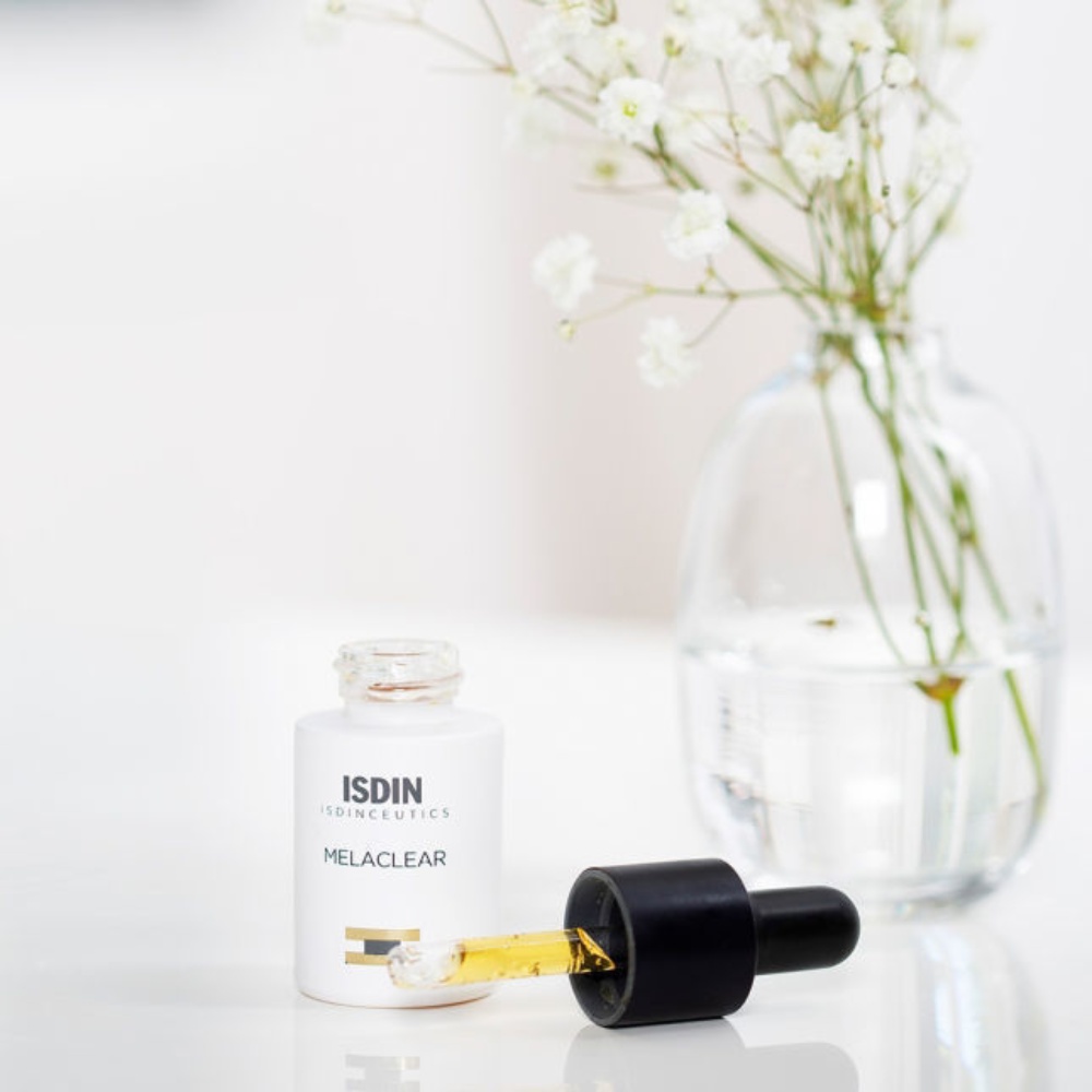 ISDIN Isdinceutics Brighten Melaclear, korekcijski serum za poenotenje tena kože (15 ml)