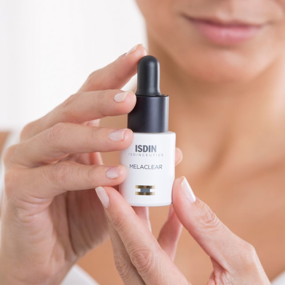 ISDIN Isdinceutics Brighten Melaclear, korekcijski serum za poenotenje tena kože (15 ml)