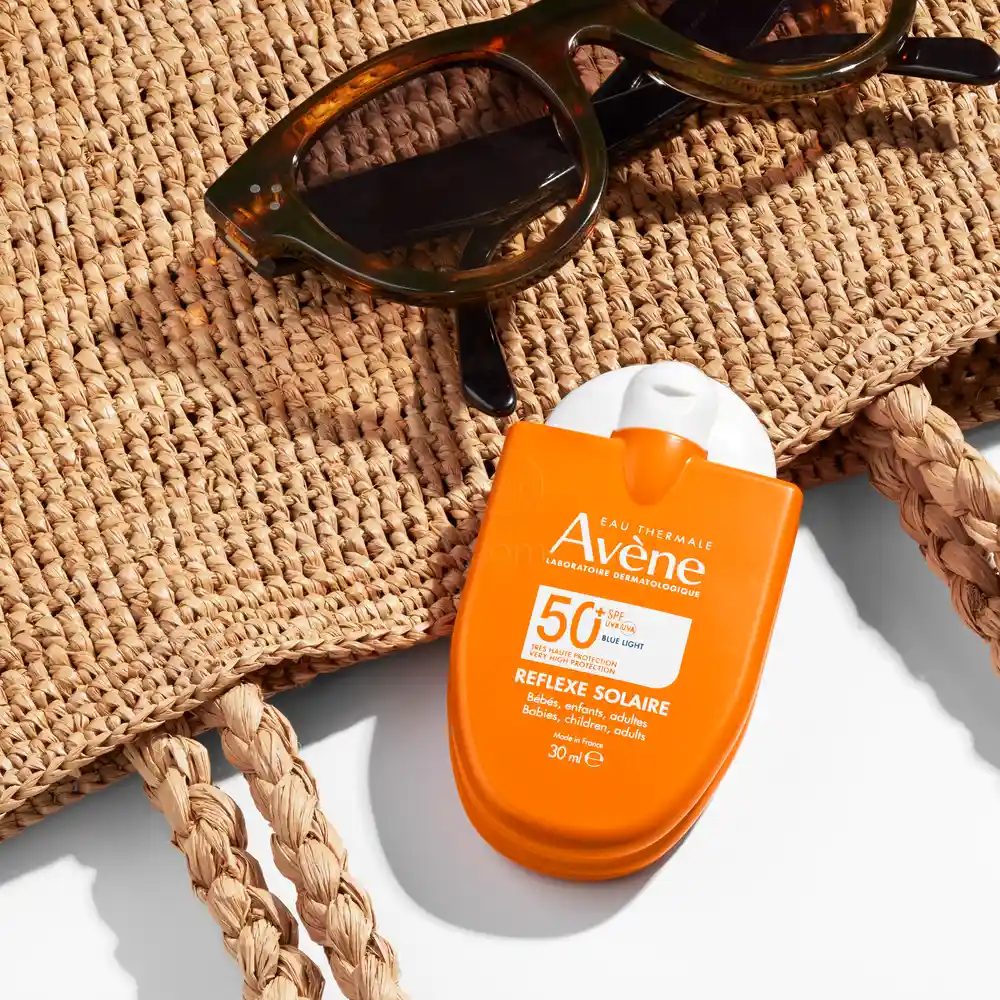 Avene Sun, paket - otroško pršilo ZF50+ in Reflexe Solaire emulzija ZF50+ (200 ml + 30 ml)