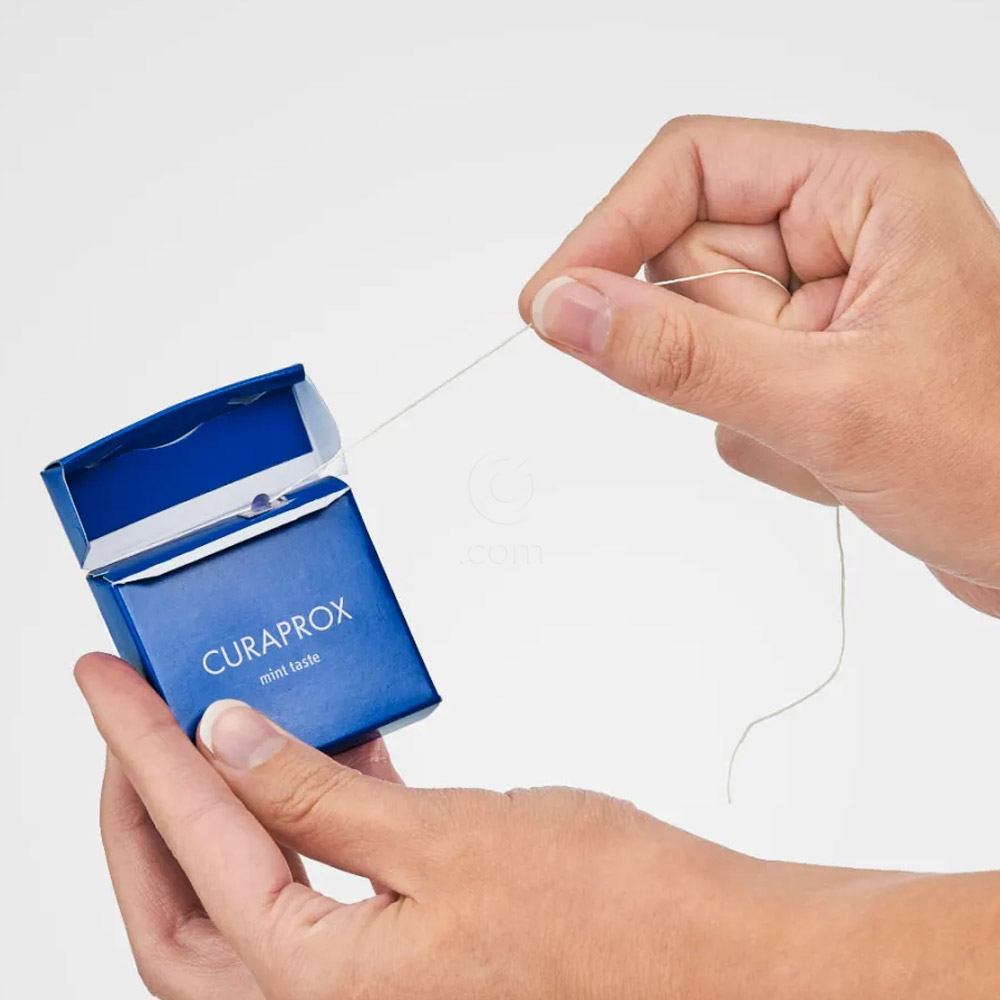 Curaprox DF850, povoščena zobna nitka - okus mete (50 ml)