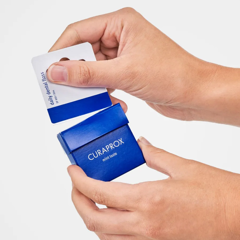 Curaprox DF850, povoščena zobna nitka - okus mete (50 ml)
