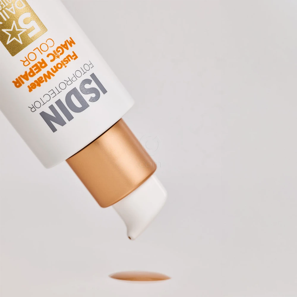 ISDIN Fotoprotector Fusion Water Magic Repair, izjemno lahka obarvana krema - ZF 50 (50 ml)