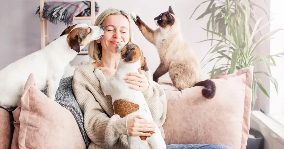 Dom z živalmi je lepši – poskrbimo, da ostanejo objemi varni.